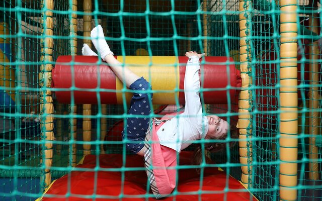 Mädchen spielt im Funpark