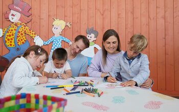 Familie beim Malen in der Kinderwelt