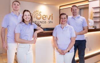 Wellness Team an der Rezeption