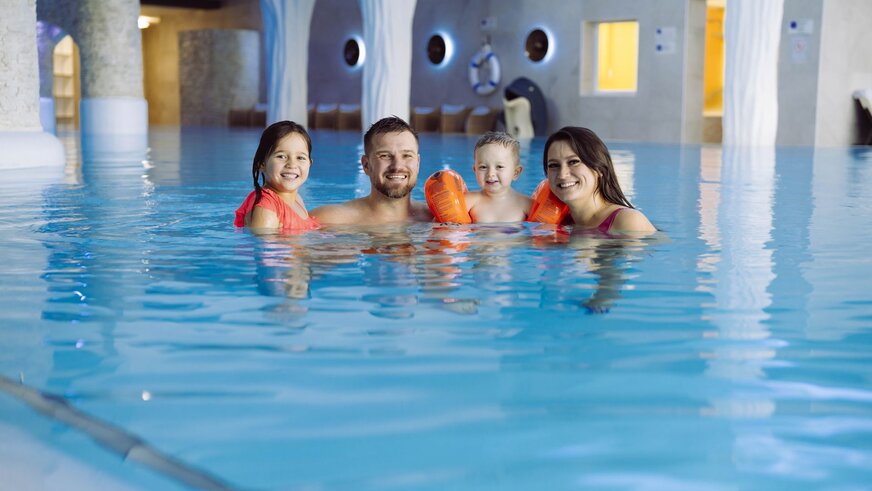 Familie badet im Pool