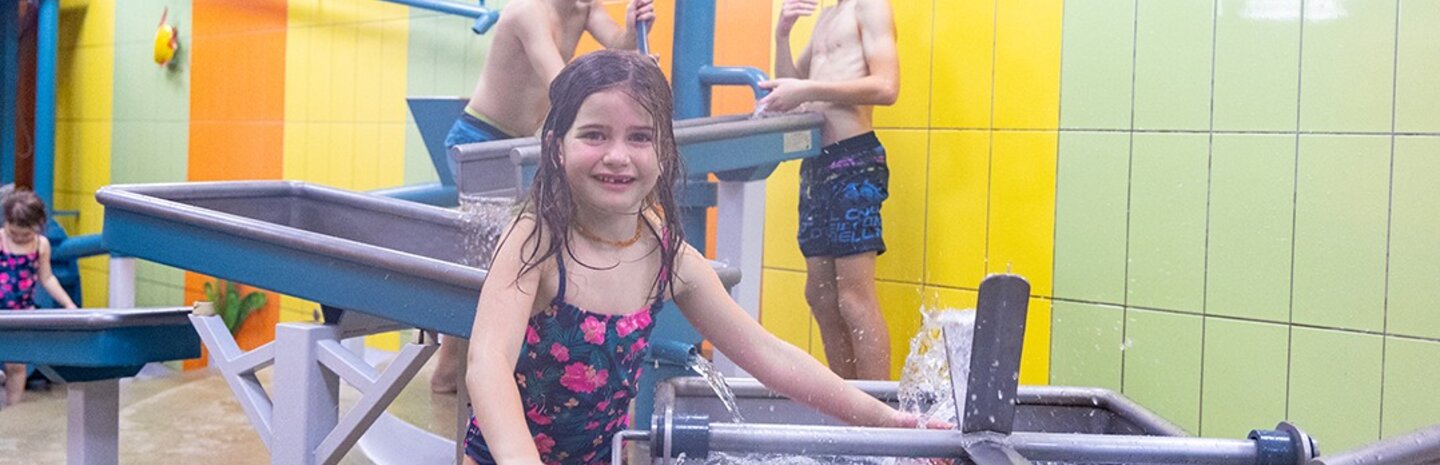 Kinder spielen in der Kinder-Splash-World