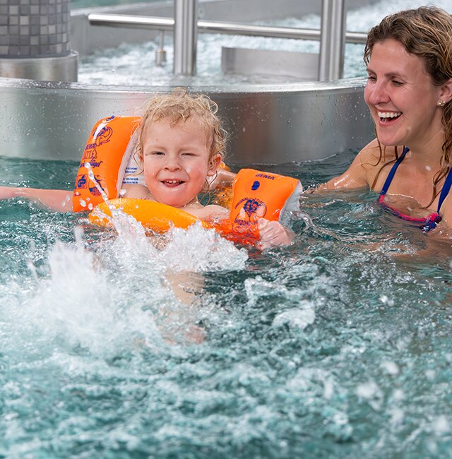 Familie im Pool