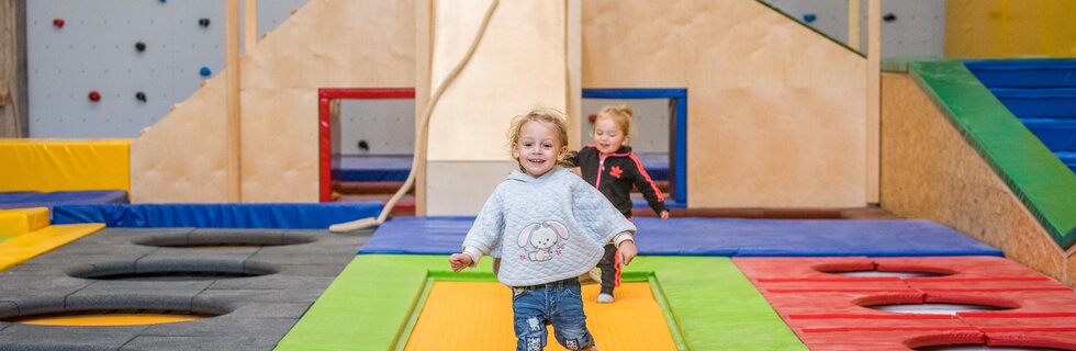 Kleinkinder am Trampolin in der Fundorena