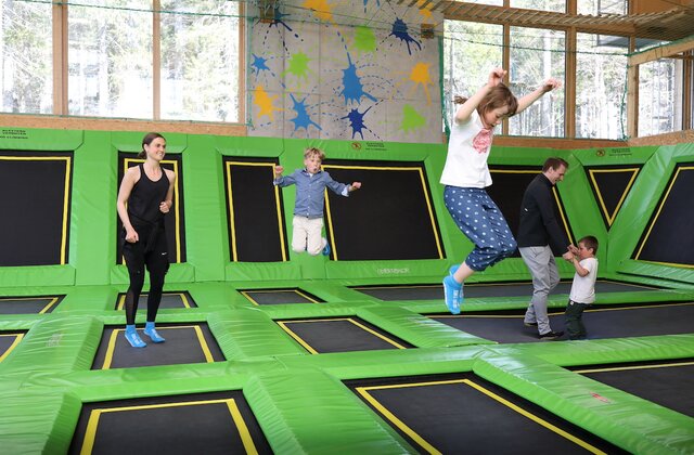 Familie im Trampolinpark