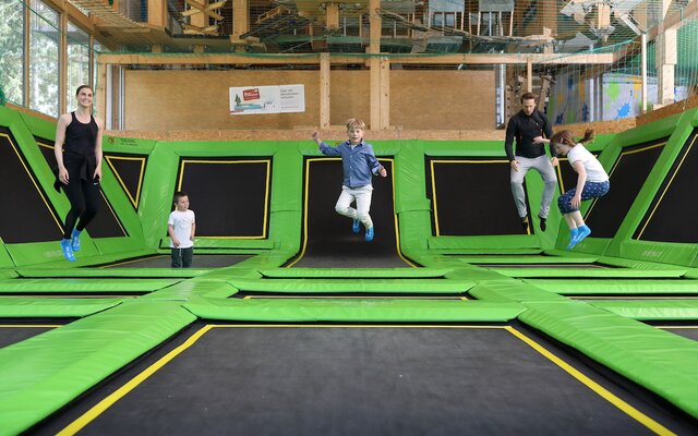 Familie im Trampolinpark der Fundorena