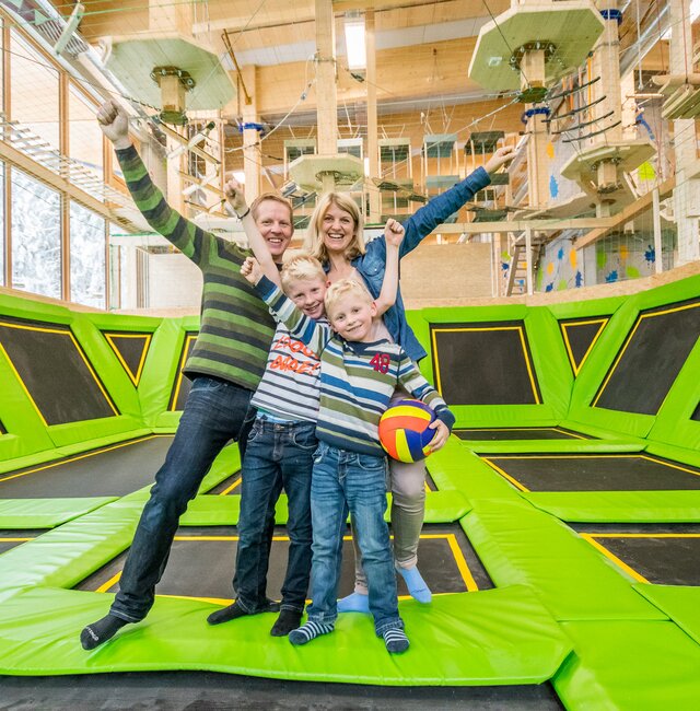 Familie im Trampolinpark