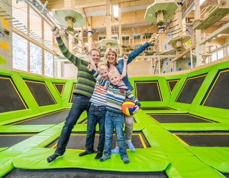 Familie im Trampolinpark