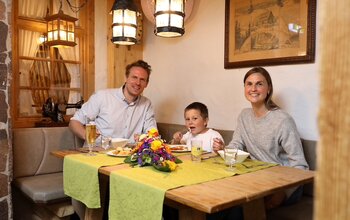 Familie speist in der Hebelstube