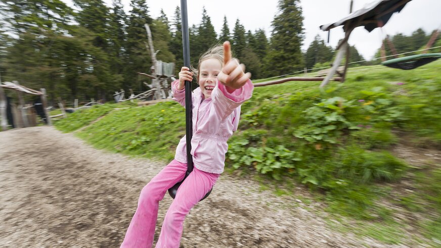 Mädchen auf der Seilbahn am Abenteuerspielplatz