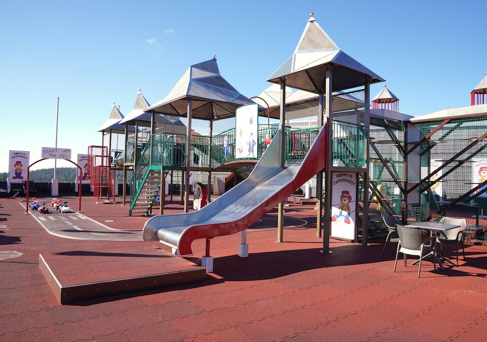 Kleinkinder-Spielplatz mit Rutschen