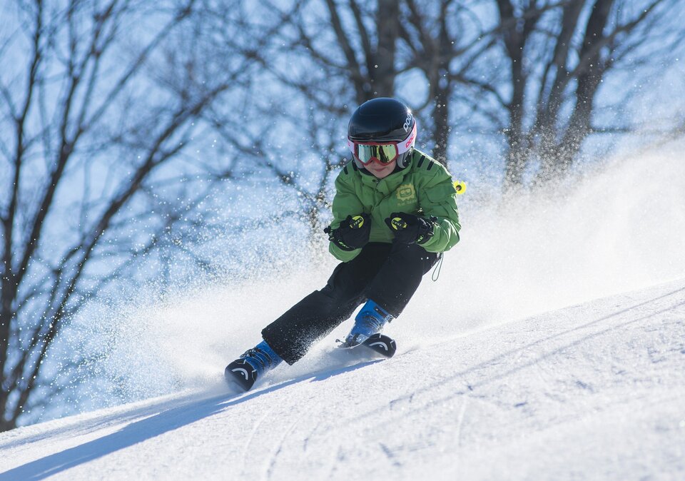 Kind beim Skifahren